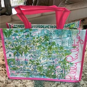 - Lilly Pulitzer nwt shoppingg bag.